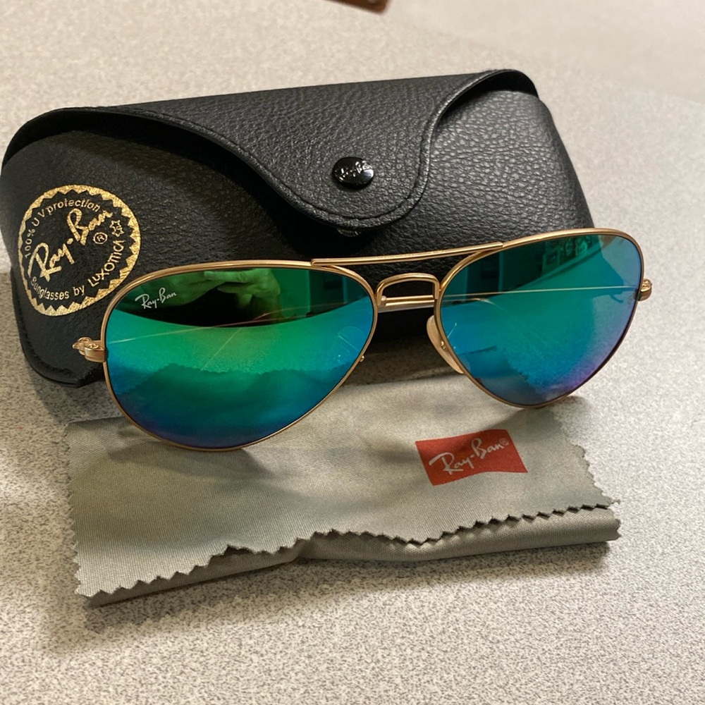 Unisex mirrored Ray-Ban Aviators